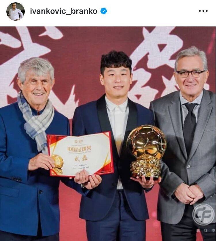  出席中國金球獎(jiǎng)?lì)C獎(jiǎng)儀式，伊萬曬與武磊、米盧同框照片