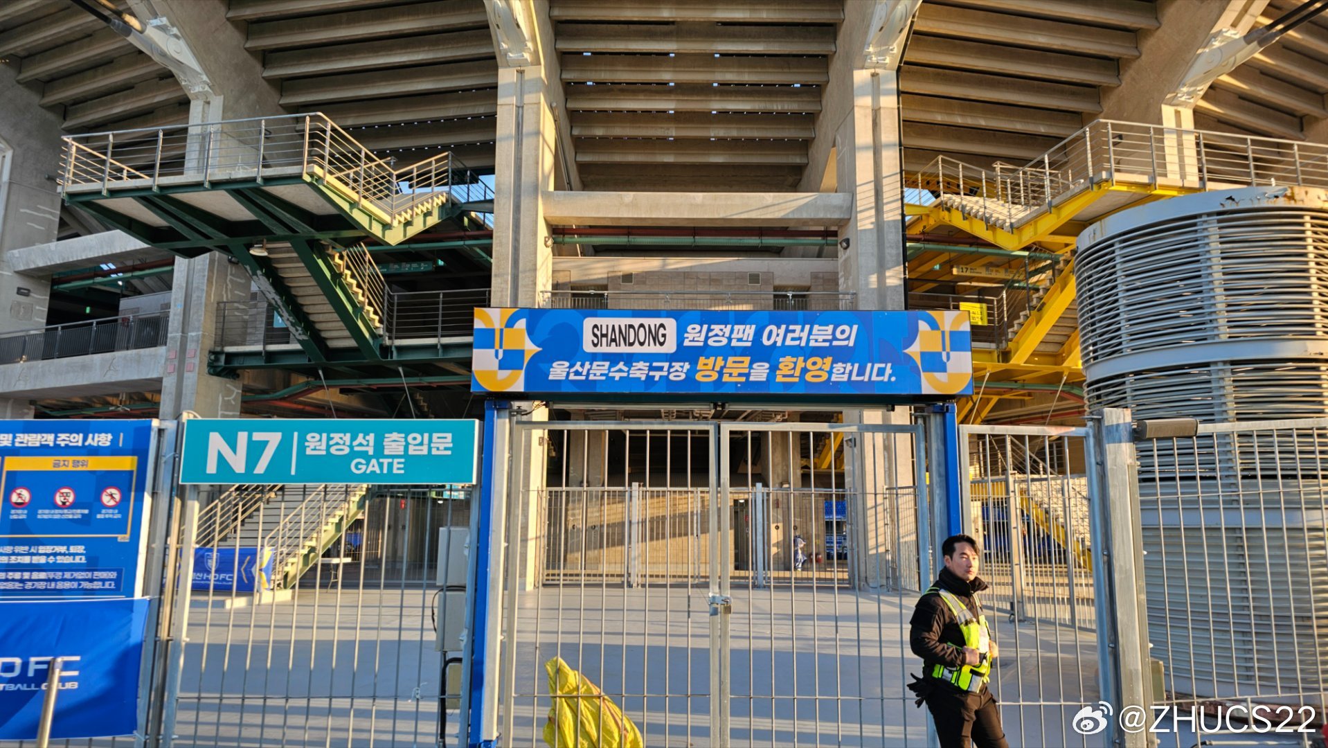  博主：蔚山現(xiàn)場工作人員、轉播車、安保在準備撤場，場外一片安靜