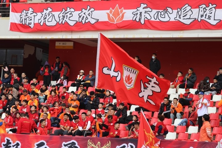 主場上萬名球迷的吶喊助威，給山東體彩女足征戰(zhàn)女超增添了能量與動力