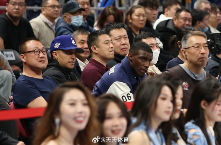  真籃球迷！國安外援法比奧攜玉昆外援科斯塔來到五棵松觀戰(zhàn)CBA