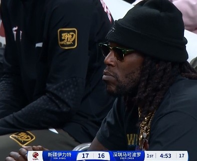  哦呦？你來了！新疆新外援哈雷爾場邊觀戰(zhàn)新疆主場vs深圳的比賽