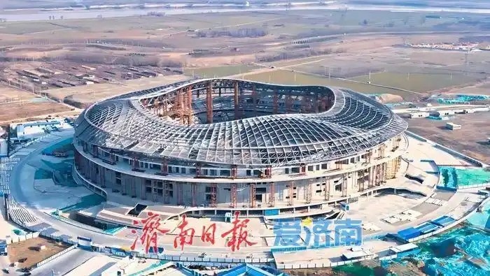  魯媒：戴上1.6萬噸“鋼鐵巨冠”，黃河體育中心球場完成屋蓋施工