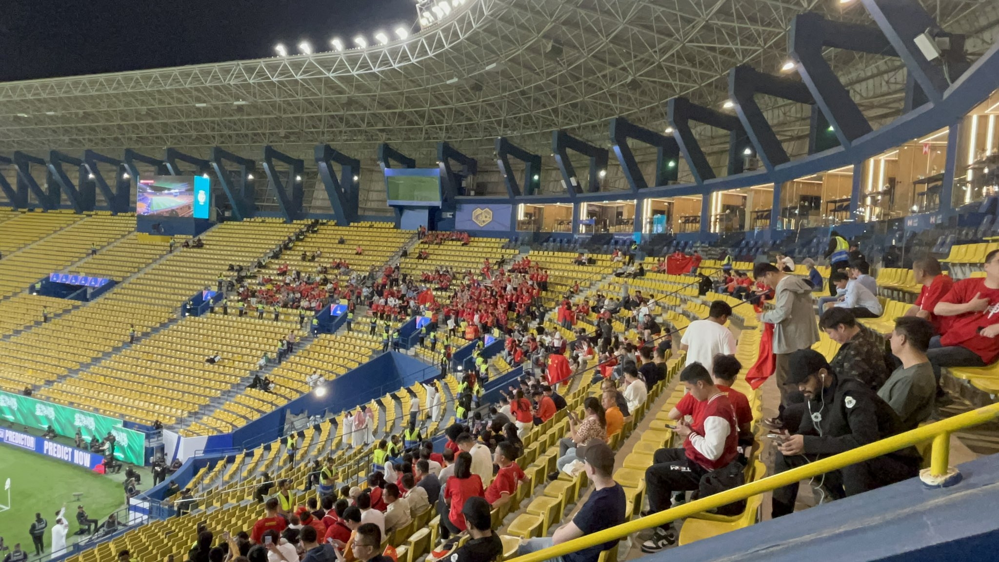  球票已售罄！中國球迷已經(jīng)入場，坐在球場上層沙特球迷區(qū)上方