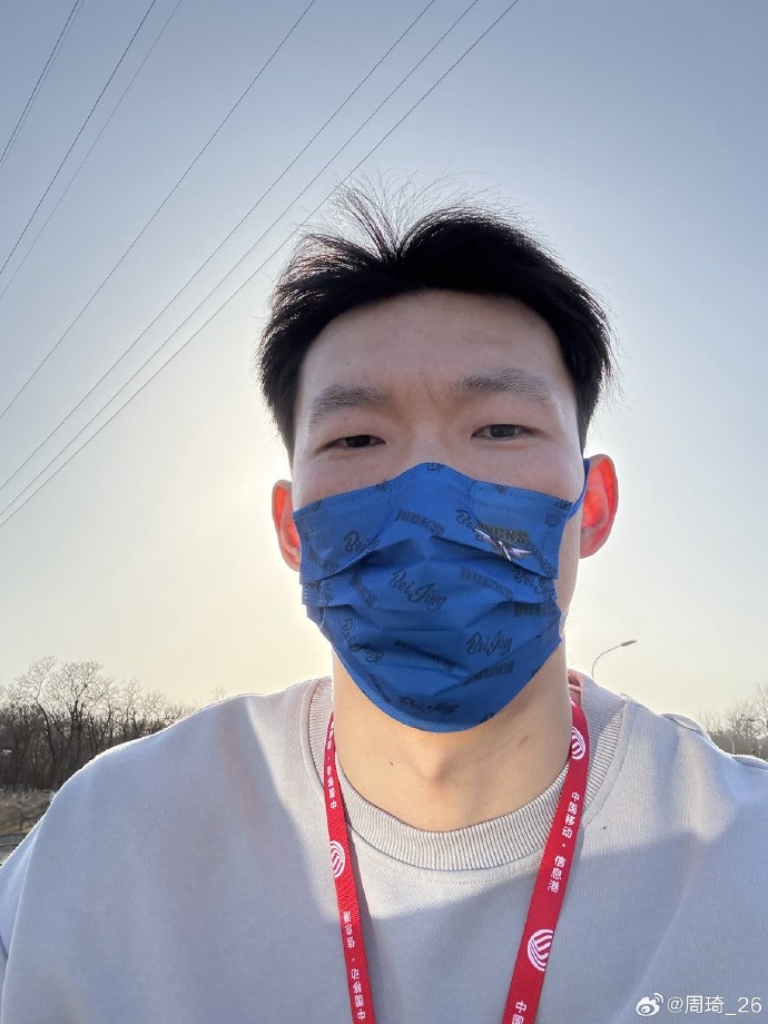  悠閑！周琦騎京牌電動(dòng)車(chē)出行：太陽(yáng)出來(lái)了 開(kāi)京牌兜兜風(fēng)！