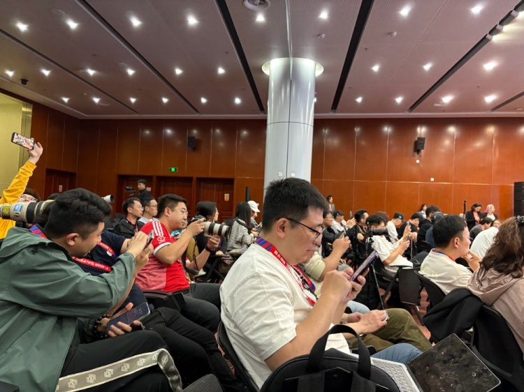  萬眾矚目！記者擠滿國(guó)足賽前新聞發(fā)布廳，賽場(chǎng)記者預(yù)計(jì)超300人