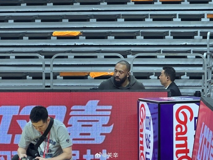  今晚不打？廣東主場迎戰(zhàn)廣廈 吉倫沃特一身便裝現(xiàn)身球館
