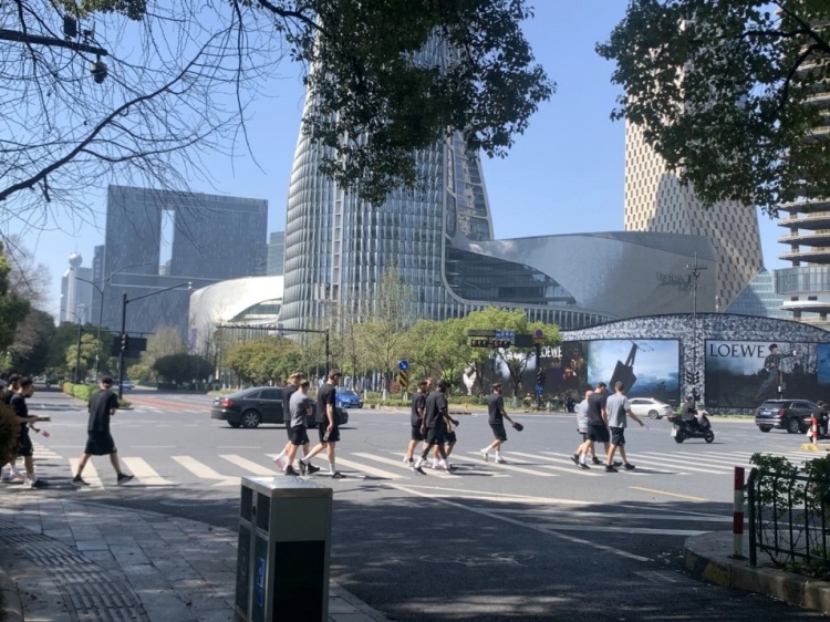  心態(tài)放松，有網(wǎng)友拍到澳大利亞隊早上在萬象城citywalk