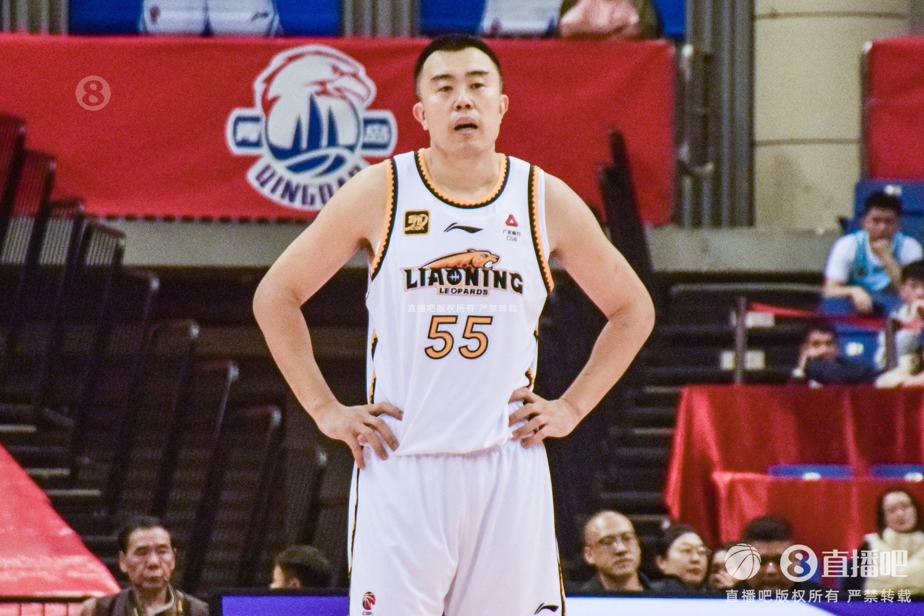 老將不容易！韓德君帶傷出戰(zhàn)半場6分鐘5犯 僅2板2助