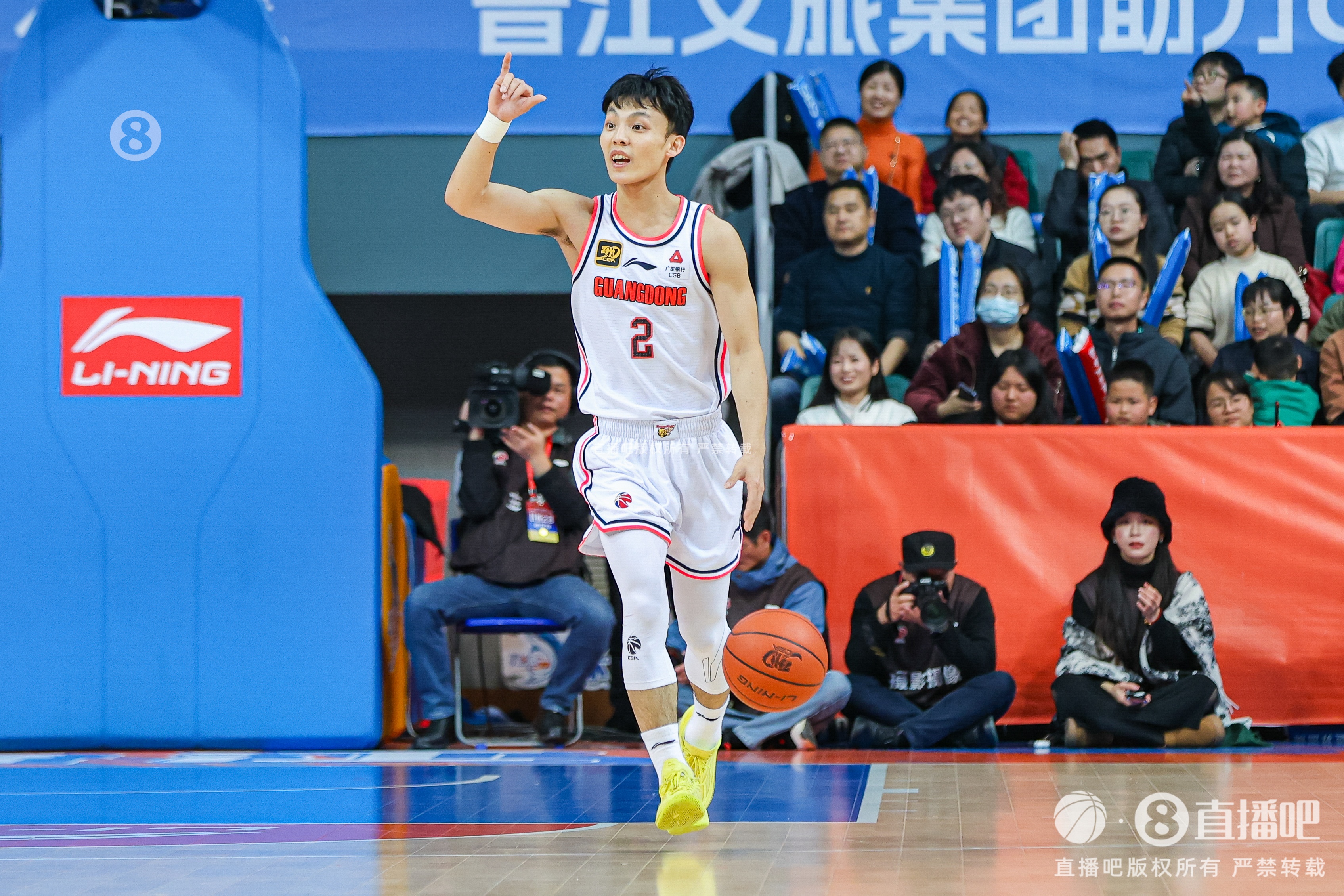  打得輕松！徐杰9中4拿到12分3板6助1斷