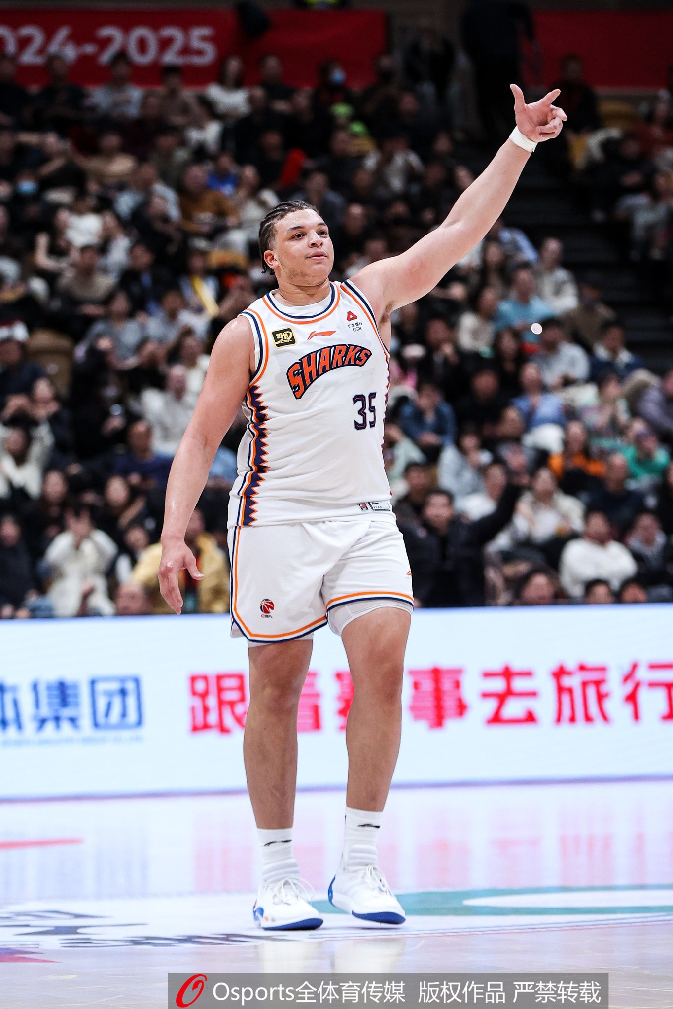  小坦克！洛夫頓上半場9中6砍18分12板3助 4次犯規(guī)是隱患